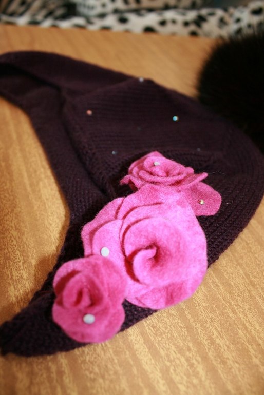 Шапочки с меховыми помпонами на заказ!!