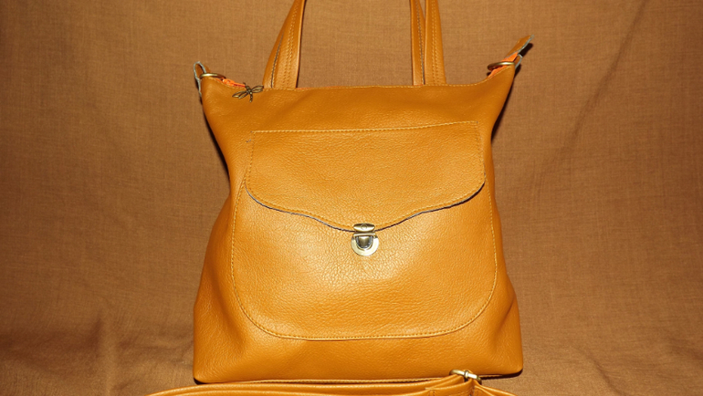 Сумка рыжая.