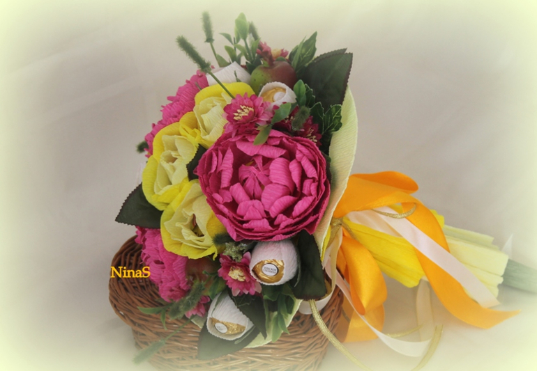 Букет из пионов и роз.