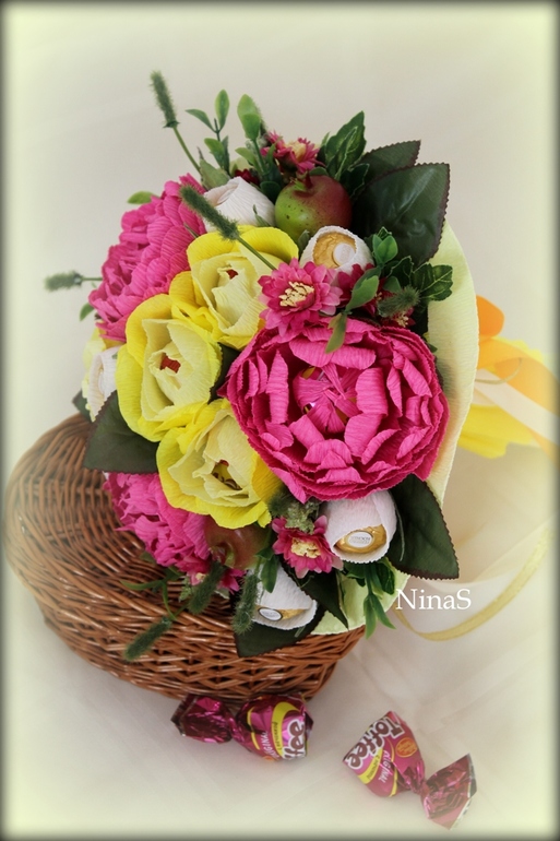 Букет из пионов и роз.