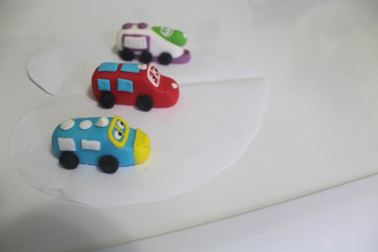 снова тортик и фигурки.