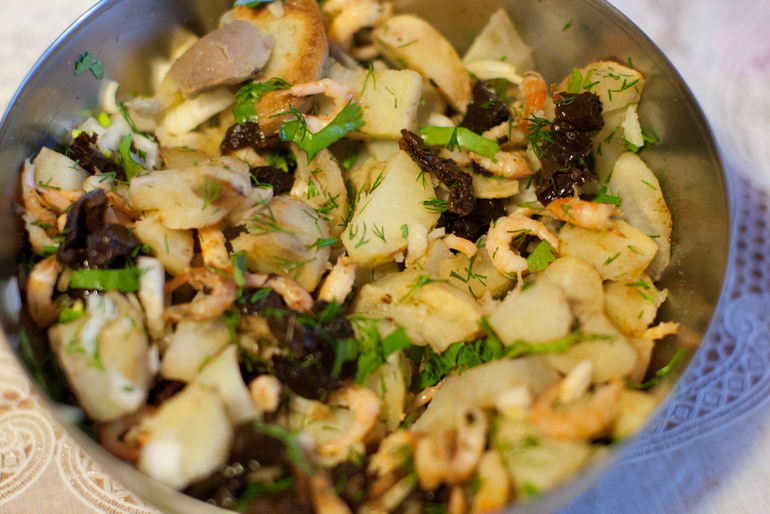 Картофельный салат с креветками.