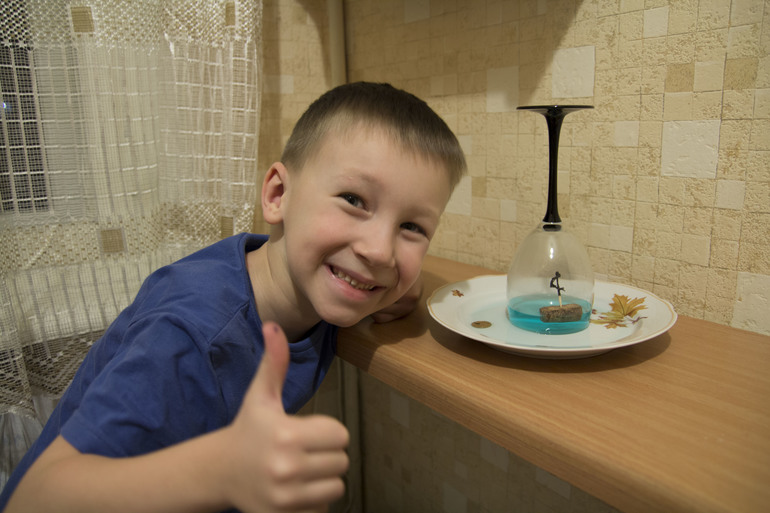 Как достать монетку из воды, не намочив рук?