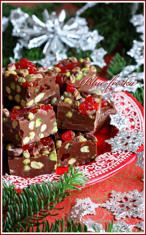 Шоколадный фарж с фисташками и вяленой вишней.