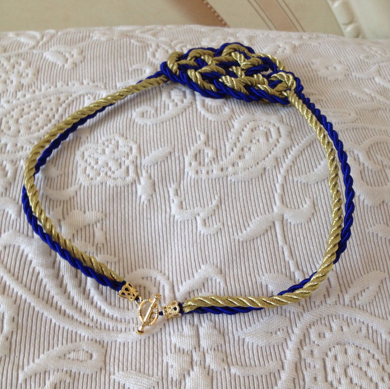 Колье из шнуров