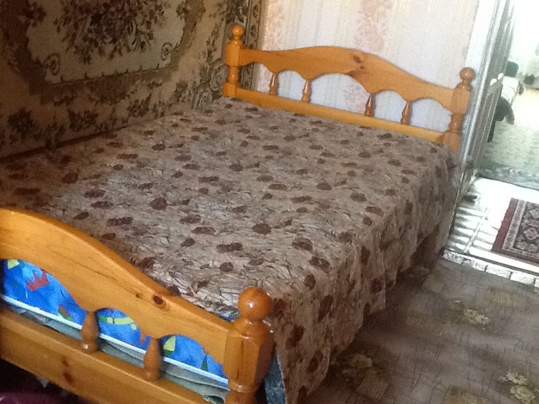 Кровать деревянная 1,5 спальная.