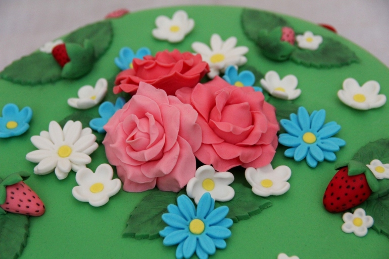 С клубничками...