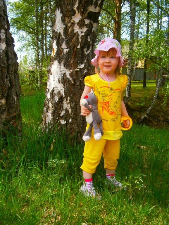 мы гуляем. только фото Катюшки. 1 г 10 мес.