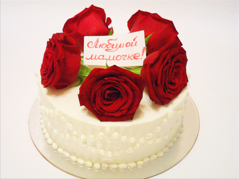 With vanilla roses cake))