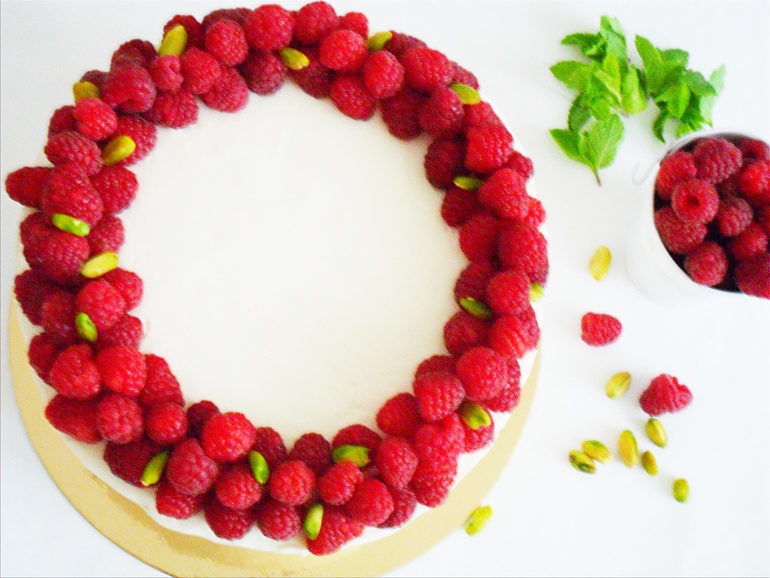 Pistachio raspberry cake))