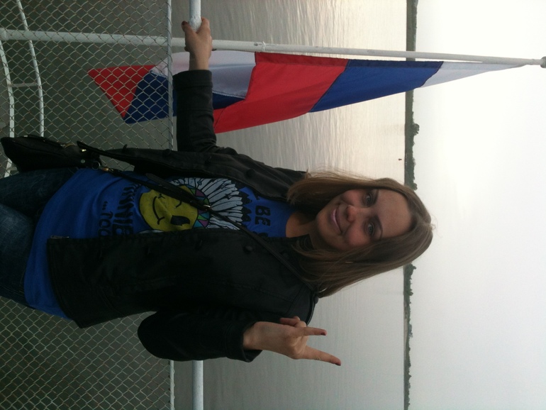 посоветуйте как лучше!?с челкой или без? каре или нет!???