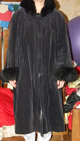 женские вещи, в основном 50-52, одно пальо 42-44. М. Савеловская