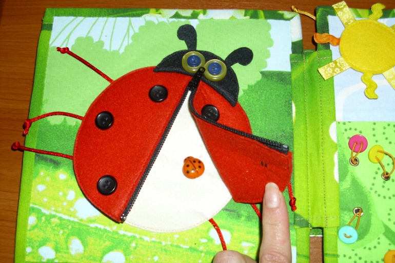 Развивающая книжка с котиком