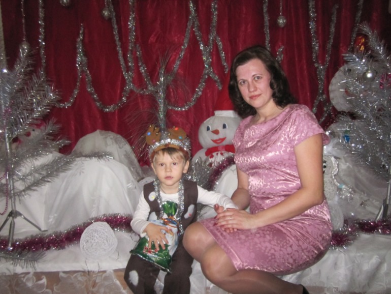 Первая елка Кирюхи)))