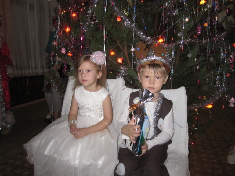 Первая елка Кирюхи)))