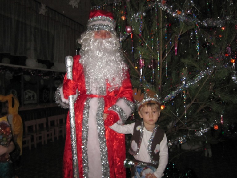 Первая елка Кирюхи)))