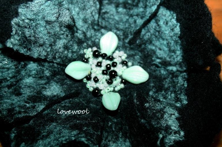 брошь "бирюза в ночи" к черным бусам