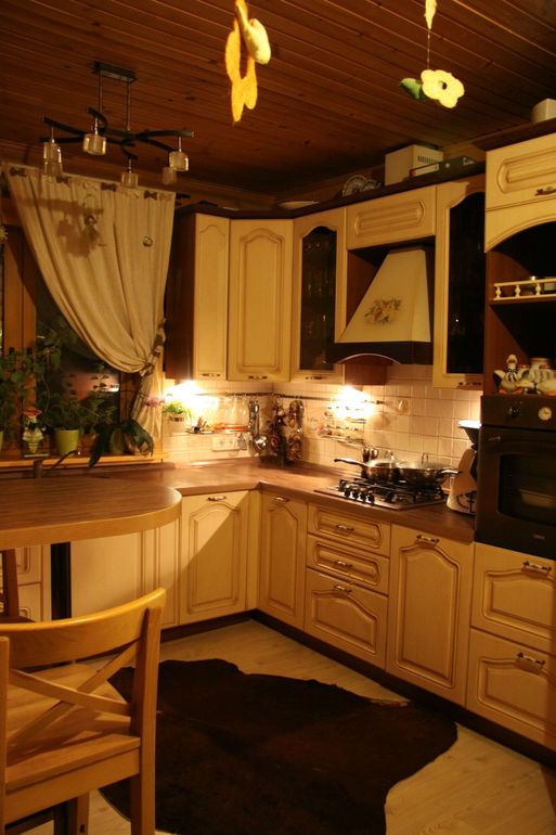 Кухня в деревянном доме.