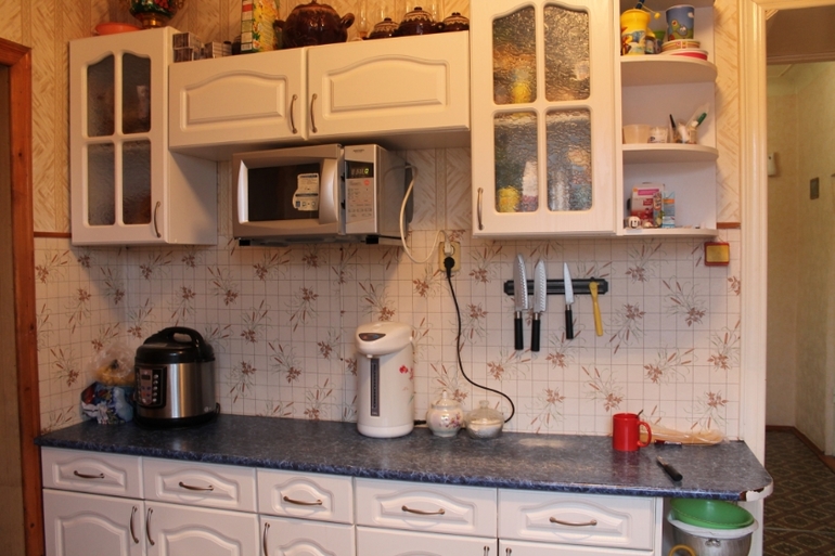 нужно впихнуть холодильник)