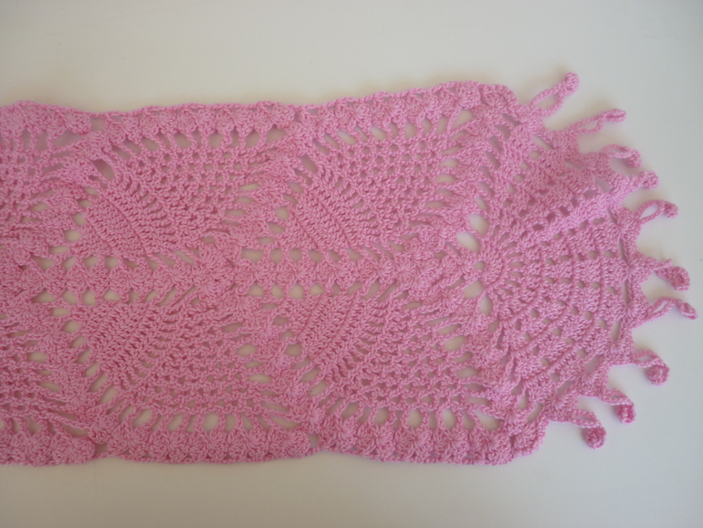 Розовый ажурный шарф крючком