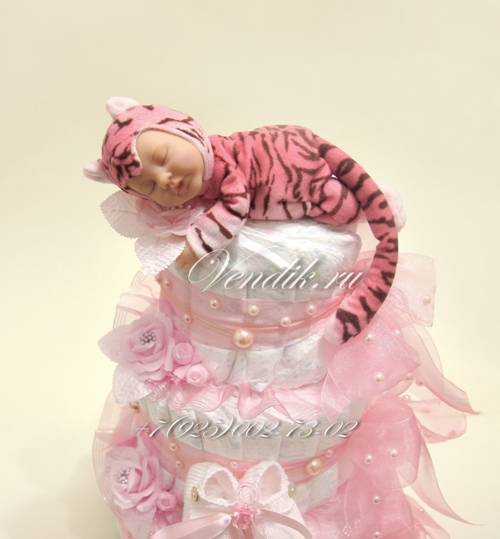 Нежный торт из памперсов для маленькой новорожденной красавицы.