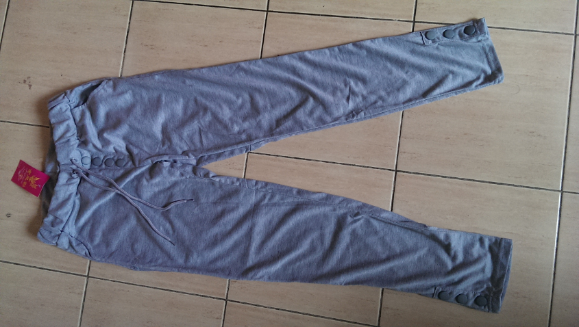 оригинальные фото, серые брюки