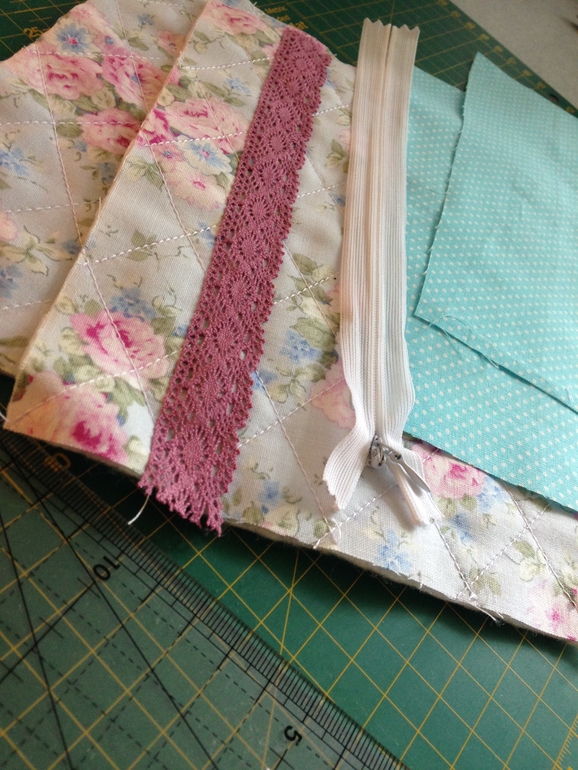 А давайте пошьем косметичку