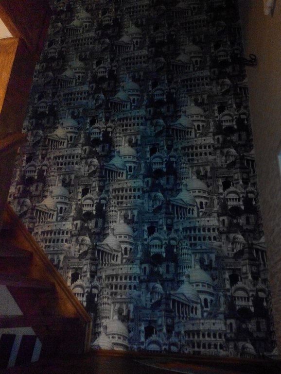 Стена вдоль лестницы..