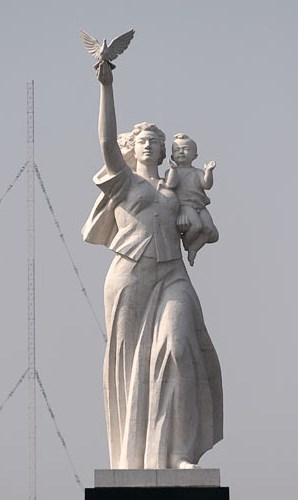 Культурный экскурс. Памятники материнству и семье