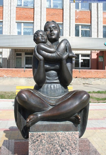 Культурный экскурс. Памятники материнству и семье