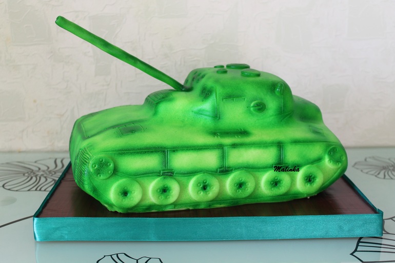 танк мальчишкам в школу