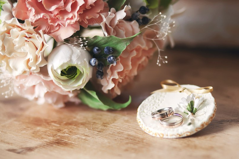 Свадебные цветы и аксессуары из легкой глины. Свадебный пример.