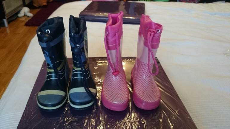 Отдам обувь на мальчика и девочку 19-20 размеры.