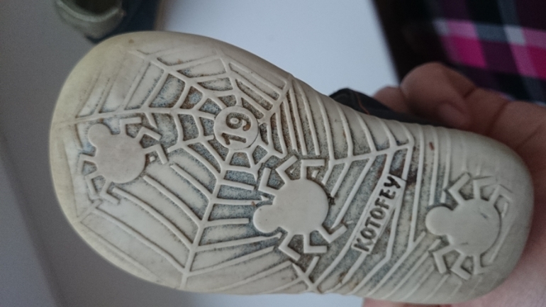 Отдам обувь на мальчика и девочку 19-20 размеры.