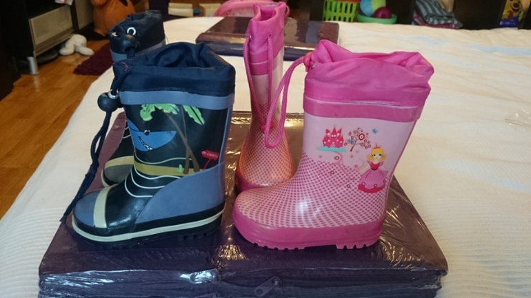 Отдам обувь на мальчика и девочку 19-20 размеры.