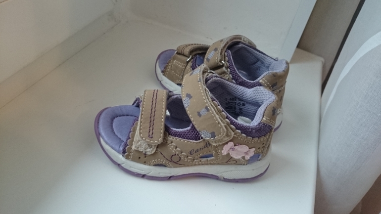 Отдам обувь на мальчика и девочку 19-20 размеры.