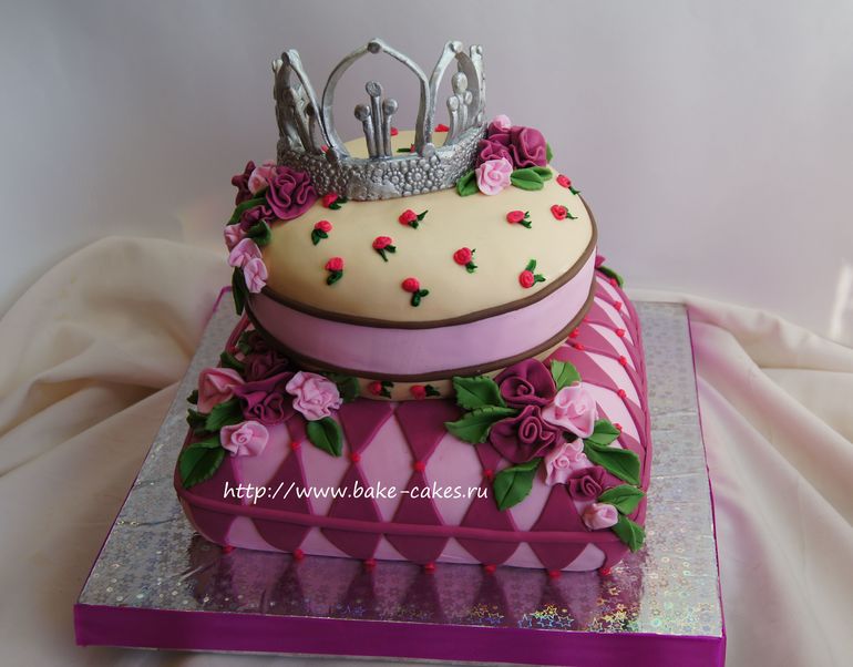 Всем известные подушки с короной