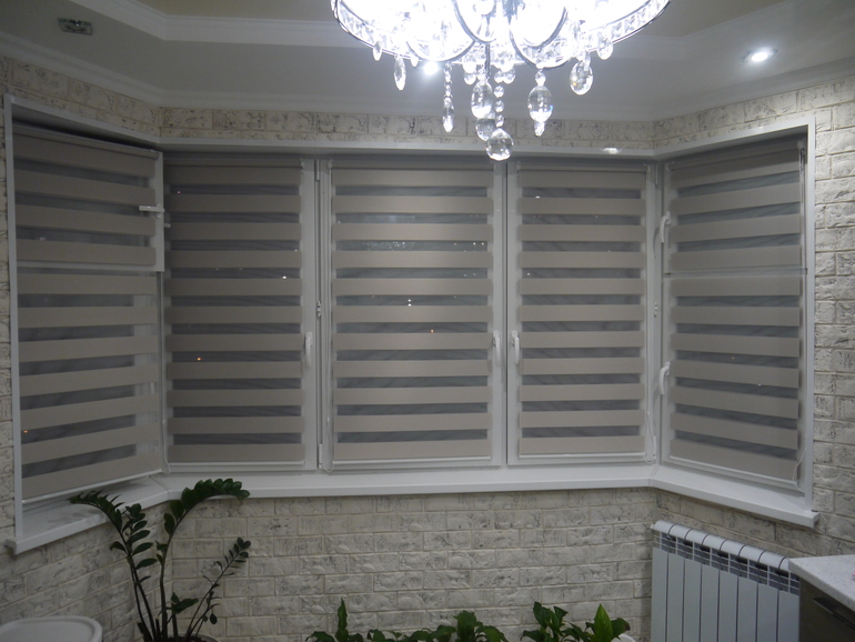 Большой эркер - шторы день-ночь