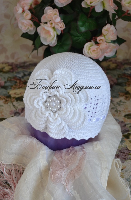 Еще одна шапочка с большим цветком.