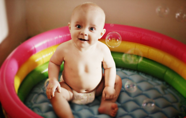 Почти 8 месяцев, а вроде только собиралась писать что мы из роддома выписались :)