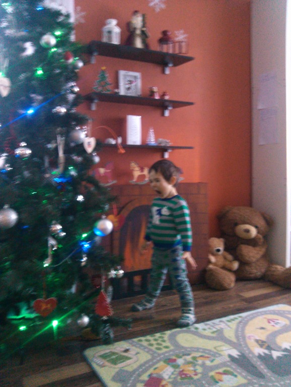 Скоро-скоро Новый год) А мы сегодня елочку нарядили!