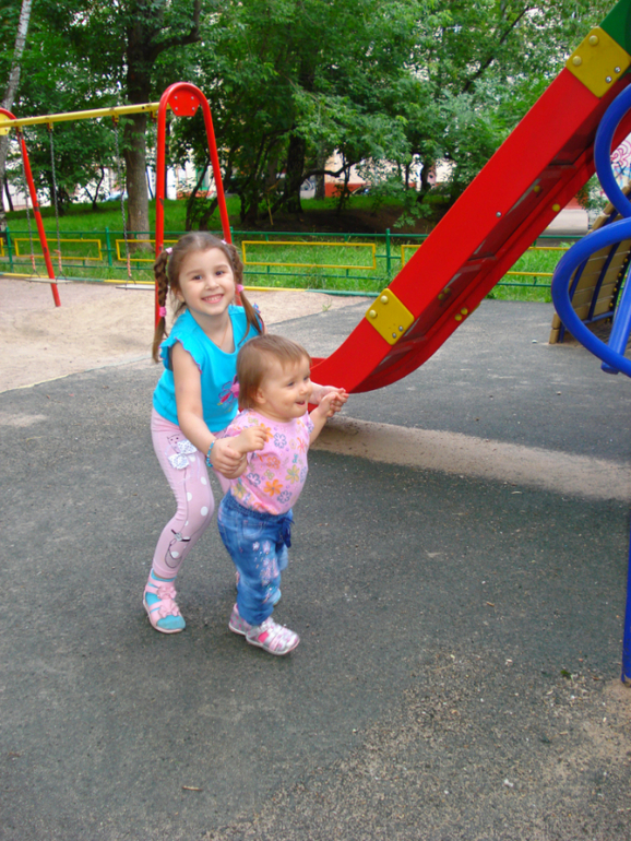 Девчонки играют