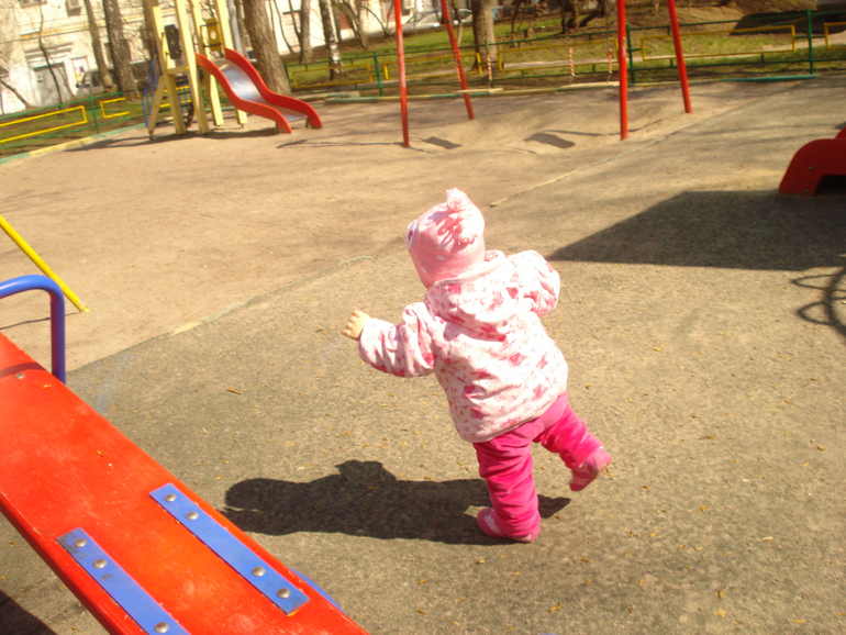 УЖЕ И НА УЛИЦЕ БЕГАЕТ