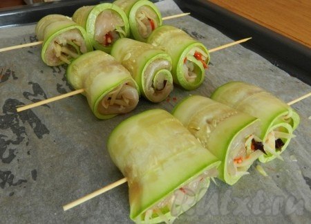 Рулетики из кабачков с куриным филе.