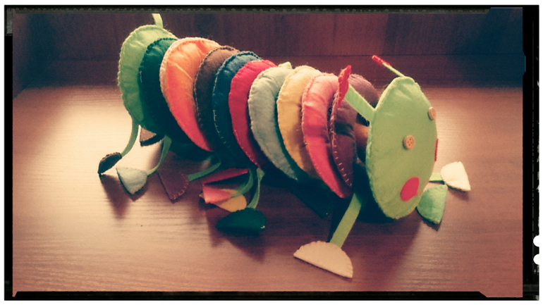 Гусеничка из фетра