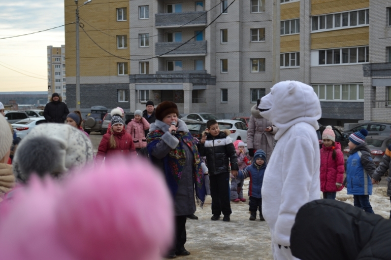 Почему-то депутаты любят наш большой двор))
