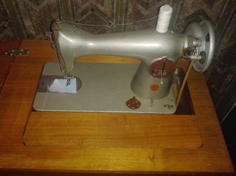 Продается старинная швейная машинка.