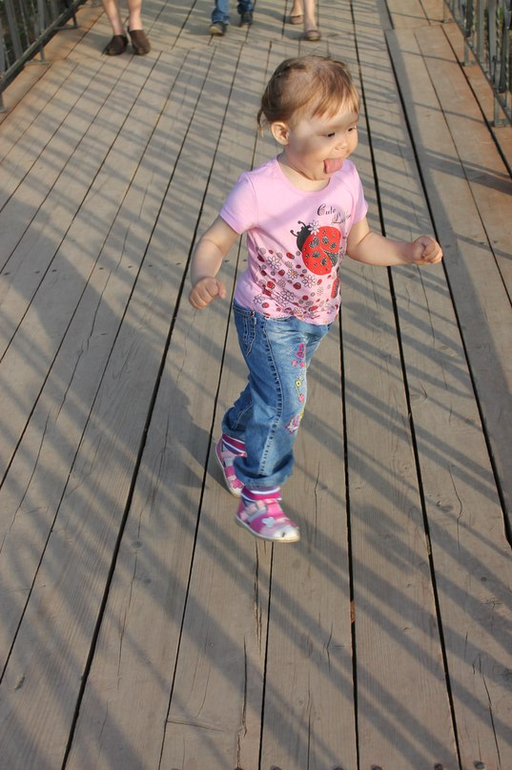 высовывает язык