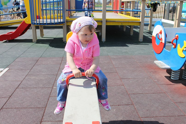 высовывает язык