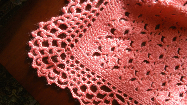 Плед и чепчик для новорождённой девочки.